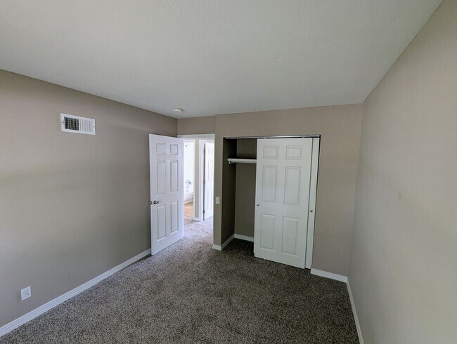 Building Photo - Room to Dream: Spacious 3-Bed in Spanish Lake