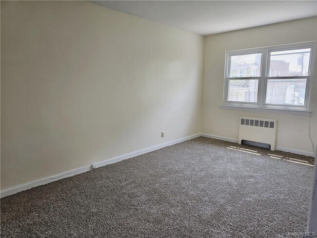 Building Photo - 1022 E 211th St