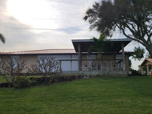 Building Photo - 2557 Pineapple Ave
