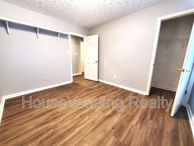 Building Photo - 9734 Hawkdale Ln
