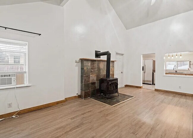 Building Photo - 471 W Elm St