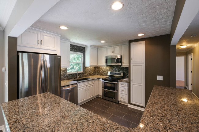 Building Photo - Renovated Singe Family Bi-Level near South...