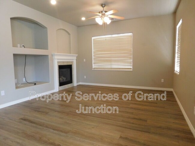 Building Photo - 733 Lakeview Ct