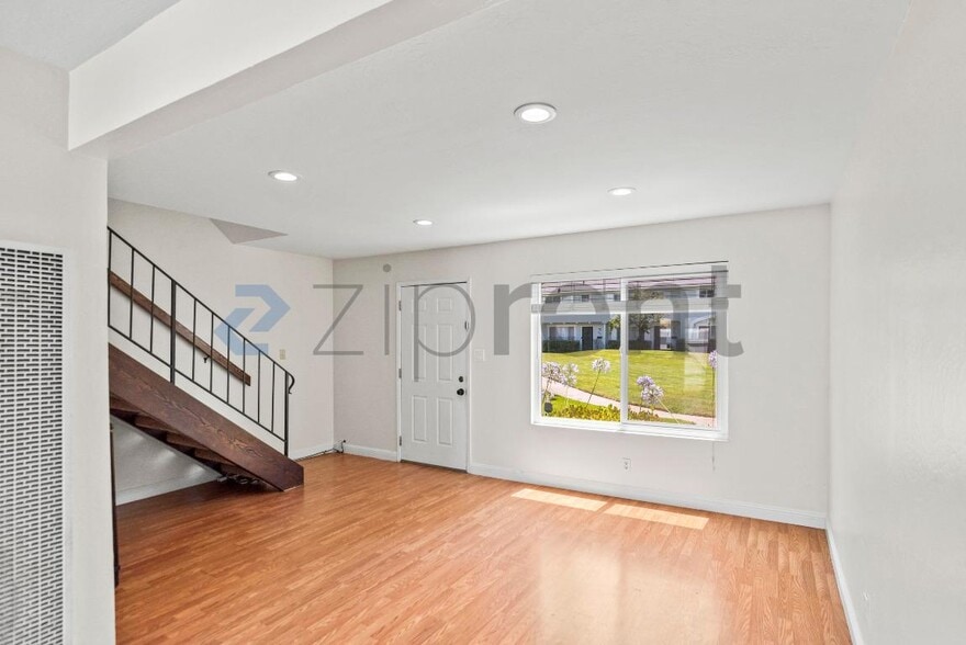 Building Photo - Unit