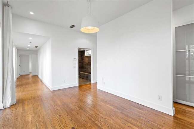 Building Photo - 935 Custer Ave SE