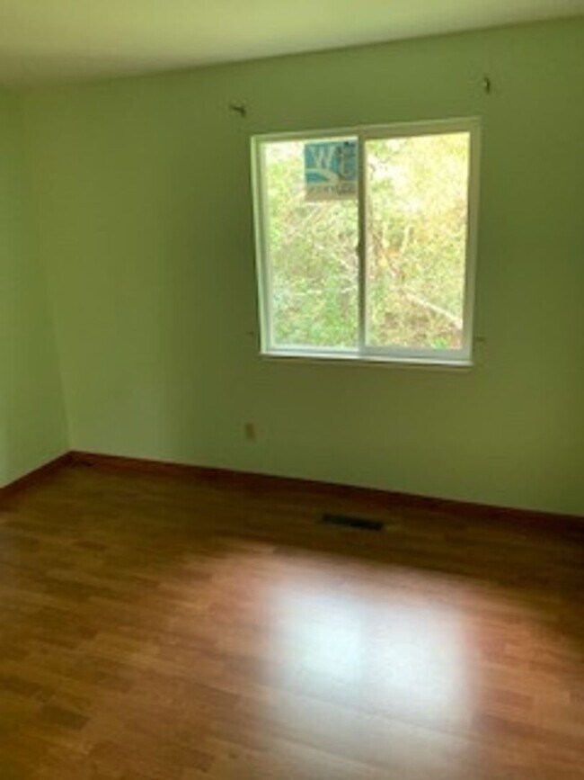 Building Photo - 4 Bedroom 2.5 Bath  with loft ,office, and sauna