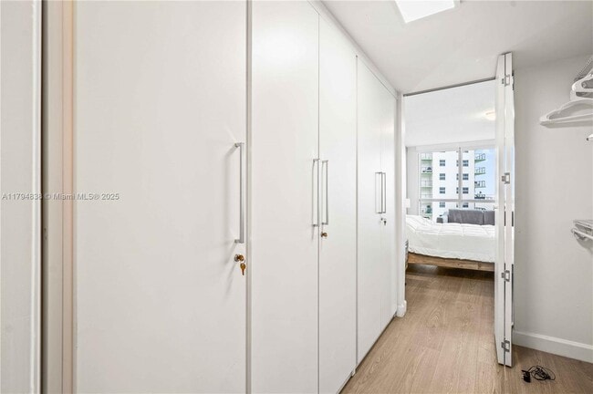 Building Photo - 1750 N Bayshore Dr