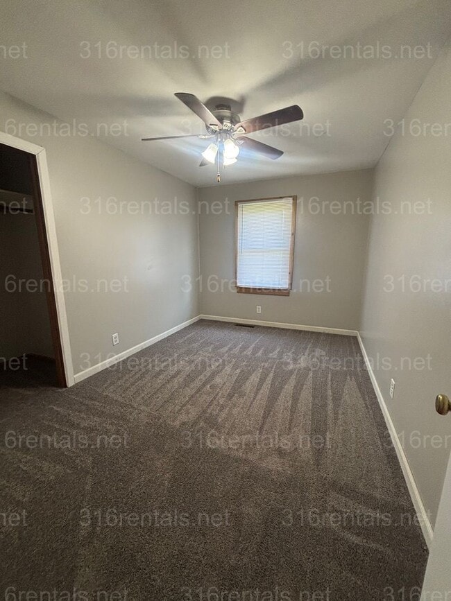 Building Photo - 3 bed 1 bath house available NOW!