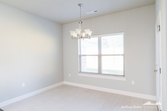 Building Photo - 3 bedroom 2 bath modern style home minutes from I-49 and Fayetteville access !!