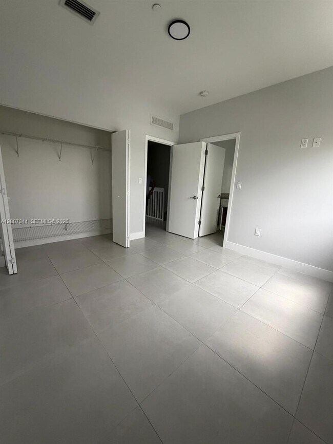 Building Photo - 381 E 50th St