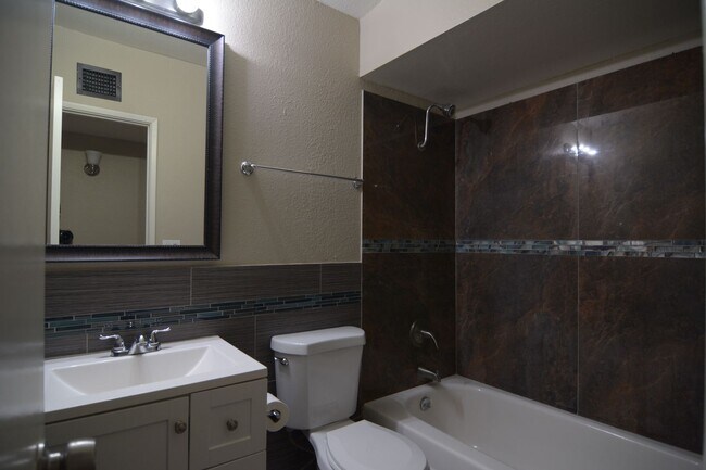 Building Photo - Charming 3 Bedroom 2 Bath Home! South Tucs...