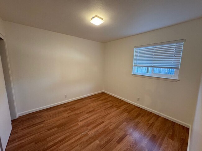 Building Photo - 1211 Mayette Ave