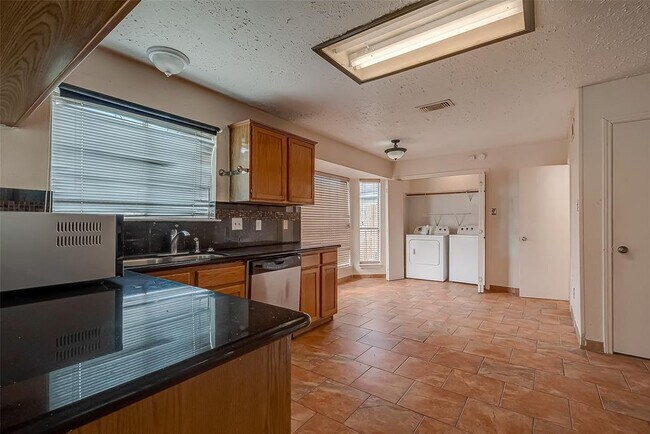 Building Photo - 2026 Sandy Knoll Dr