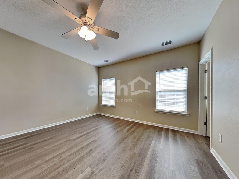 Building Photo - 30 Valley Oak Dr
