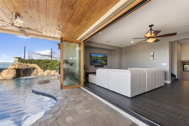 Building Photo - One of Kind Executive Home, Available Augu...