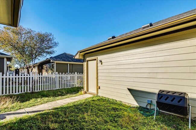 Building Photo - 512 Lookout Tree Ln