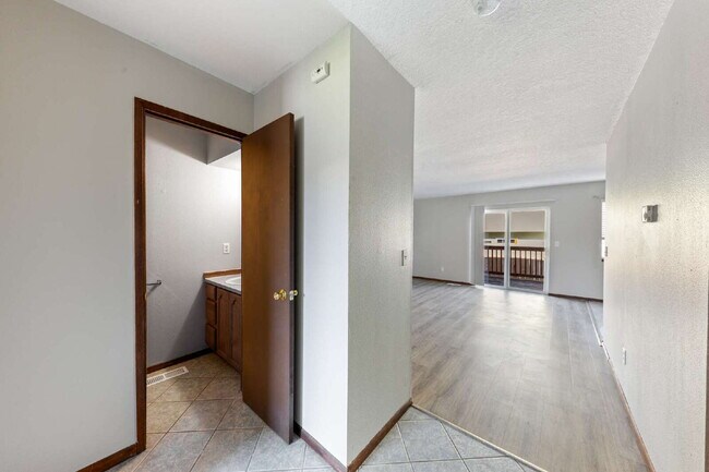 Building Photo - Spacious Townhome 3 Bedrooms plus office!