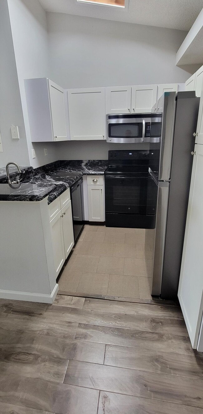 Building Photo - 611 Lyons Rd