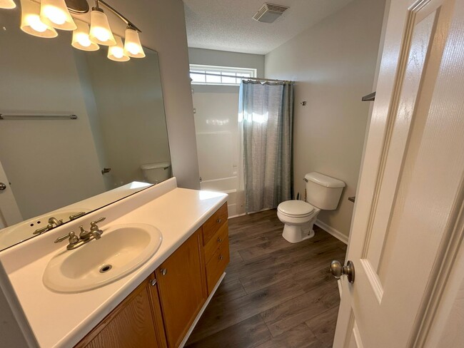 Building Photo - Updated 3 bedroom, 2 1/2 bathroom single f...