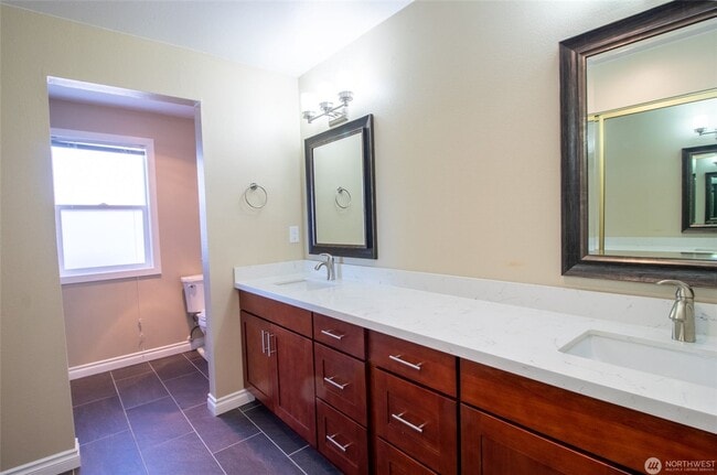 Building Photo - 4Bd/3.5Ba Bellevue Home