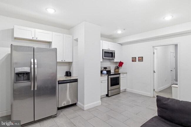 Building Photo - 925 N Broad St