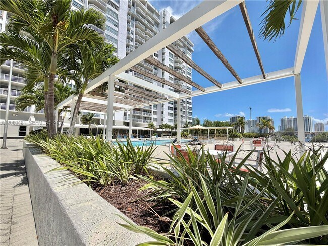Building Photo - 18081 Biscayne Blvd