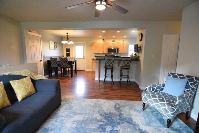 Building Photo - 222 Ridgeway Dr