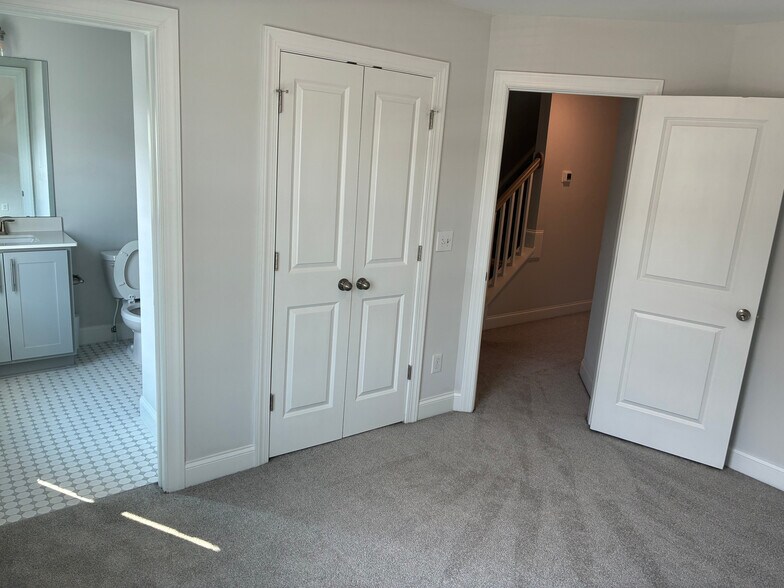 Building Photo - Room in Townhome on Old Grove Ln