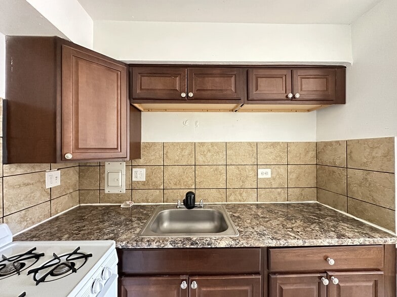 Building Photo - 1515 W Morse Ave