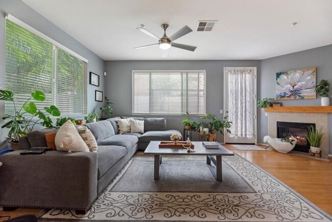 Building Photo - Beautiful 3 bedroom townhouse available fo...