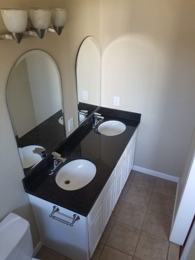 Building Photo - Charming 3 bedroom 2 bathroom home located...