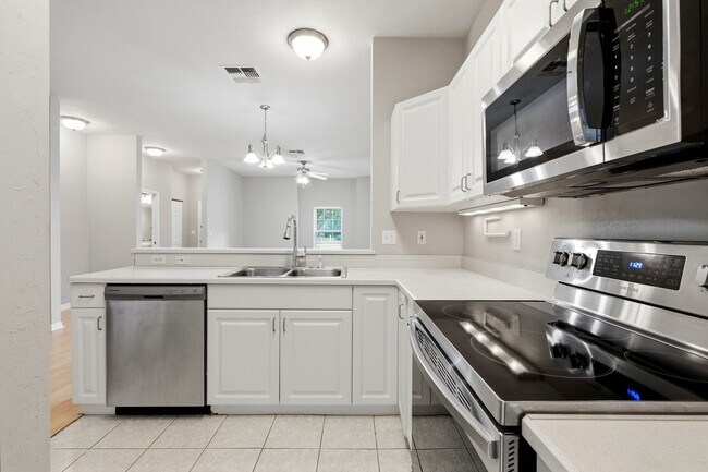 Building Photo - 162 SW 145th Dr