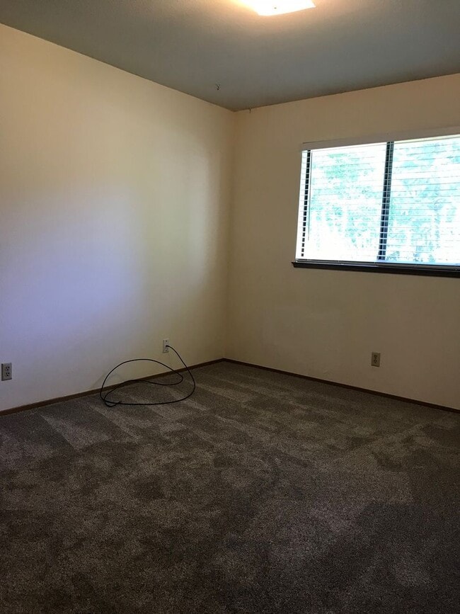 Building Photo - Nice well cared for home in desirable Edge...