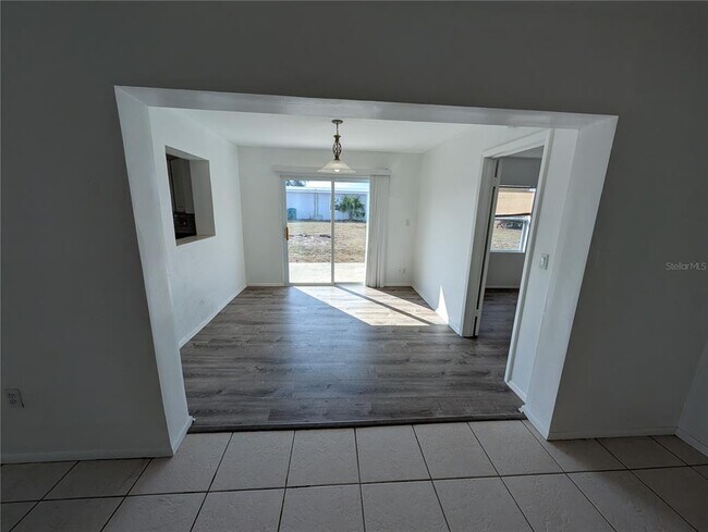 Building Photo - 27284 Sunnybrook Rd