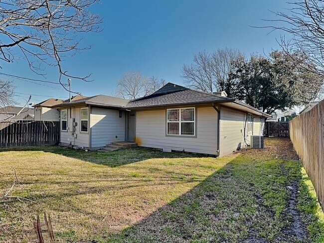 Building Photo - 2828 Livingston Ave