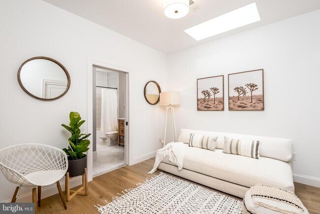 Building Photo - Luxury Penthouse Rowhome Condo in Historic...