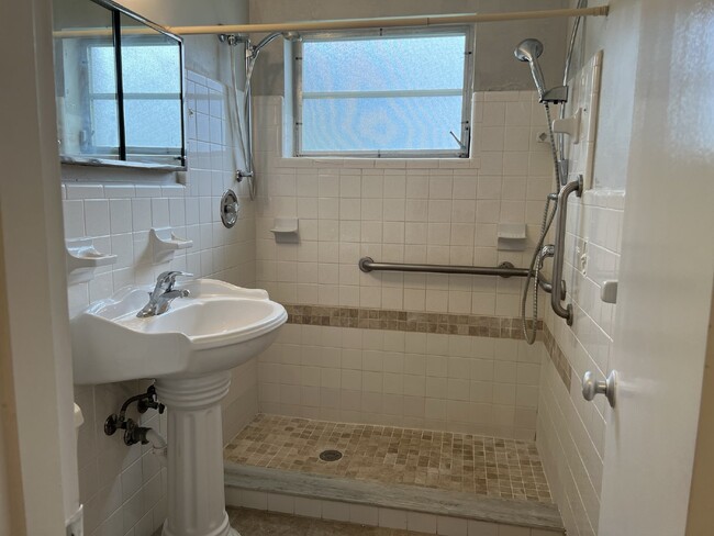Building Photo - 3 bed - 1 bath on a corner lot