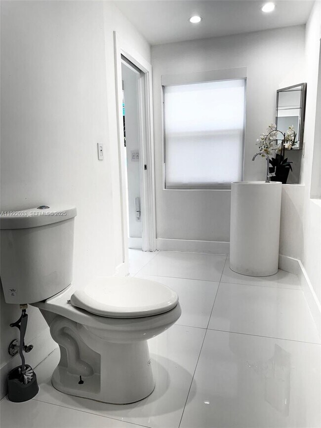 Building Photo - 3470 Sheridan Ave