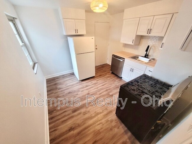 Building Photo - 1060 Sells Ave