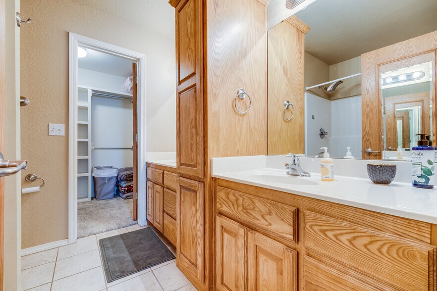 Bedroom 1 Bathroom - 4527 Ida Louise Ct