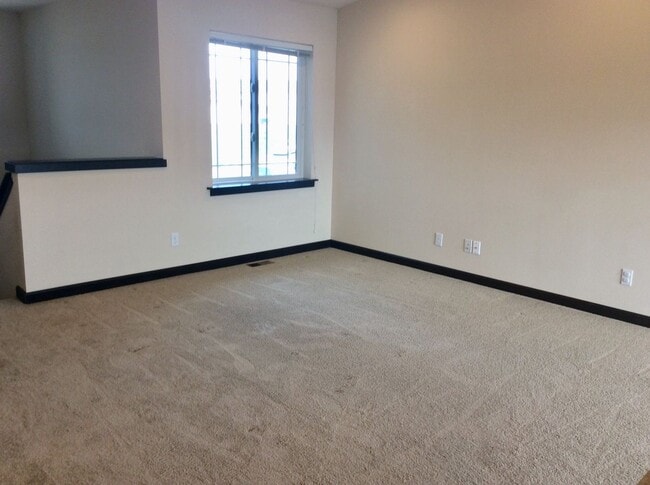 Building Photo - Beautiful, spacious townhouse for rent
