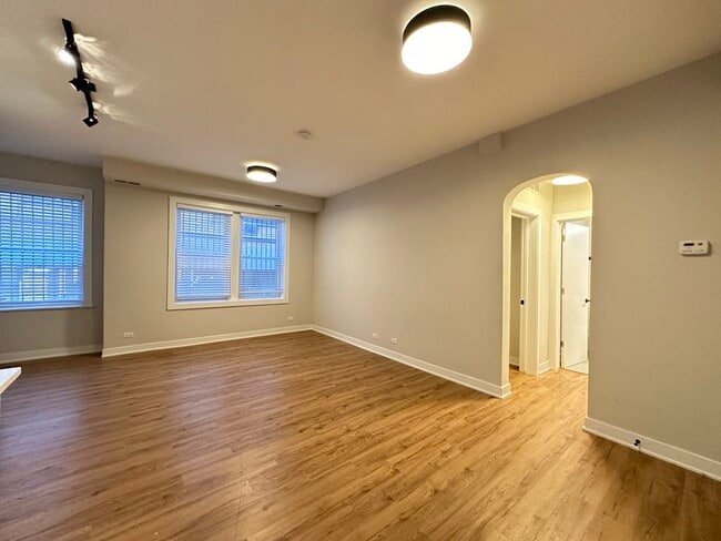 Building Photo - 661 W Wrightwood Ave