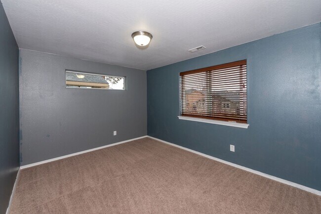 Building Photo - CHECK OUT THIS SPACIOUS CRAFTSMAN STYLE HOME IN ASPEN RIM!!
