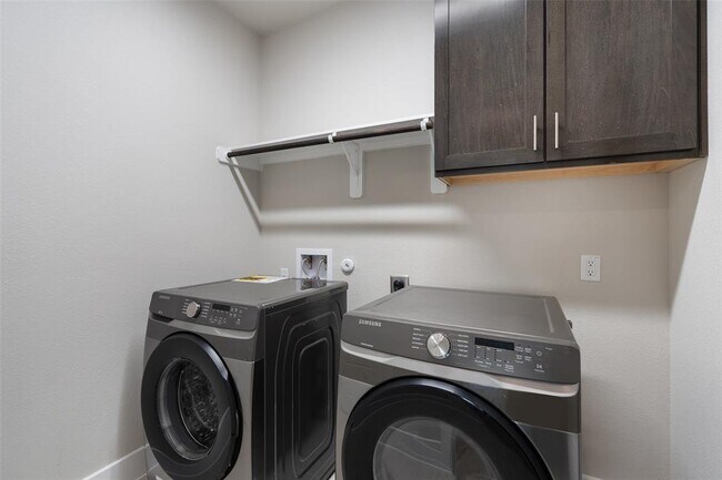 Building Photo - 336 Saturnia Dr