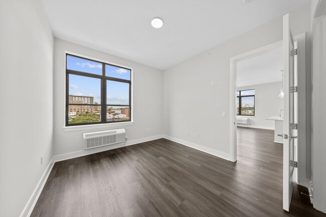 Building Photo - 121 34th St