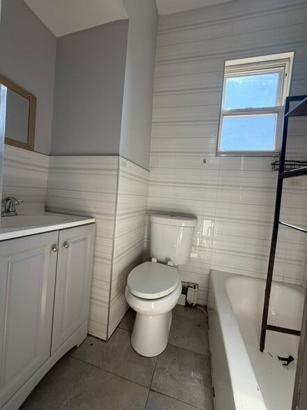 164 Delaware Ave 3R - 166 Delaware Ave