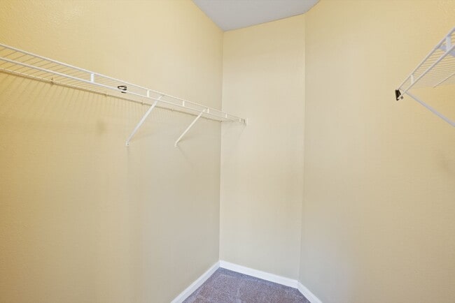 Building Photo - 2 bedroo 2-bathroom ground floor with screened patio for rent Wilmington Island