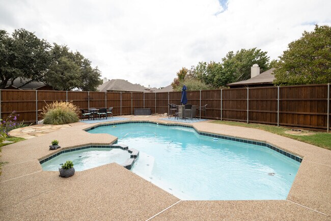 Building Photo - 3410 Los Alamos Ln