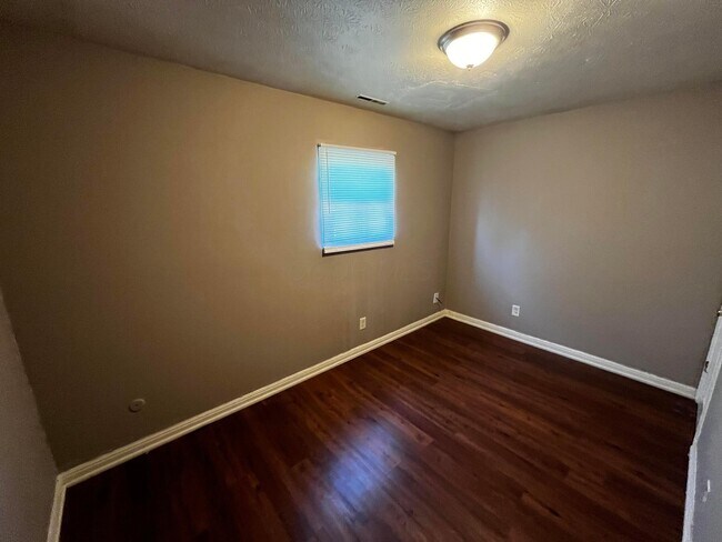 Building Photo - 2261 Springmont Ave