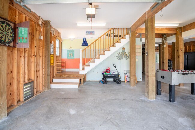 Building Photo - PERFECT SINGLE FAMILY OFF-SEASON MONTHLY R...